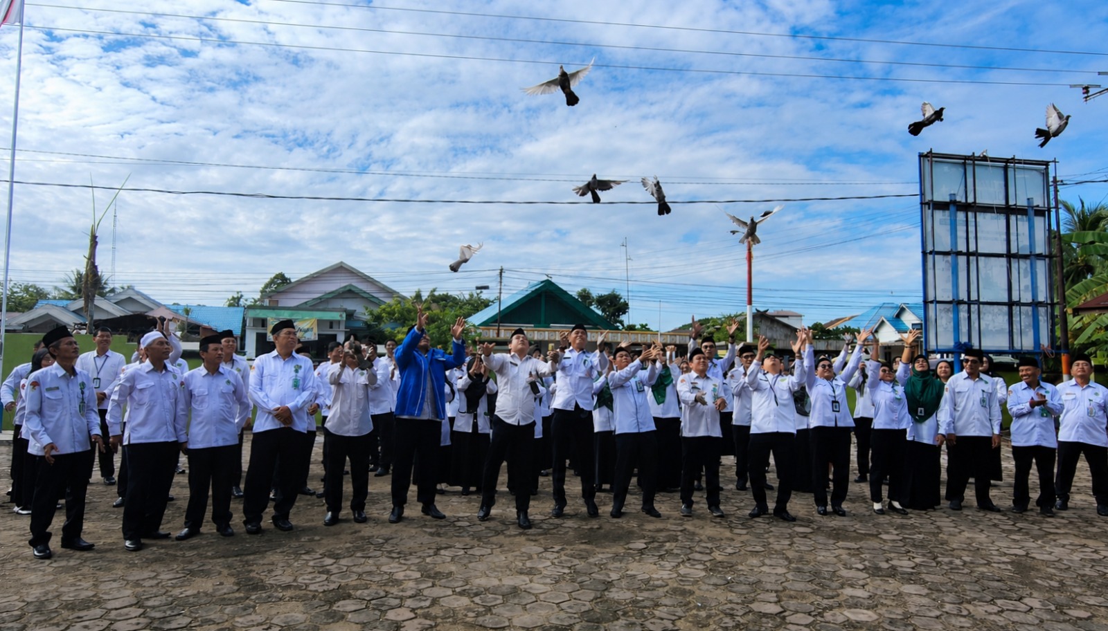 Lepas Puluhan Merpati, Kakankemenag Barsel: Menjaga Lingkungan adalah Amanah