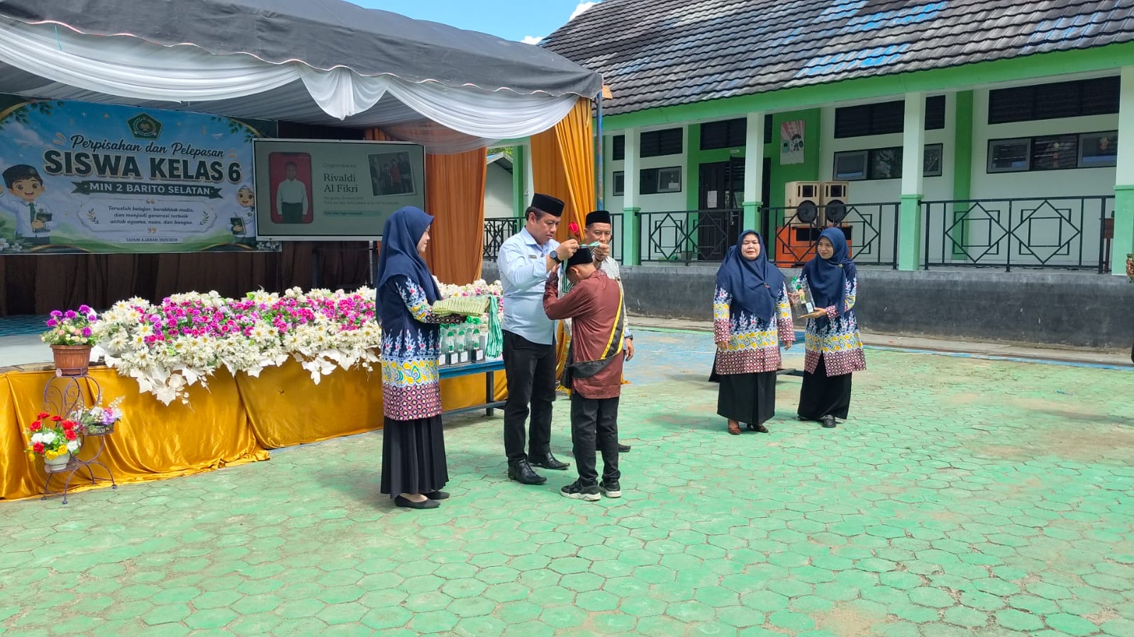 Lepas Siswa MIN 2 Barsel, Kakankemenag Titip 3 Bekal Hadapi Masa Depan