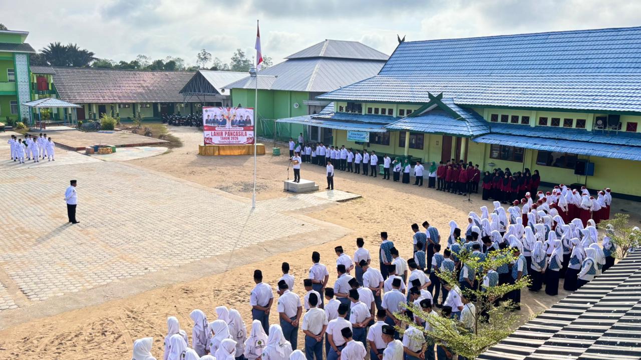 Upacara Harlah Pancasila 2026 Berjalan Lancar, Kakankemenag Apresiasi Petugas dan MTsN Barsel