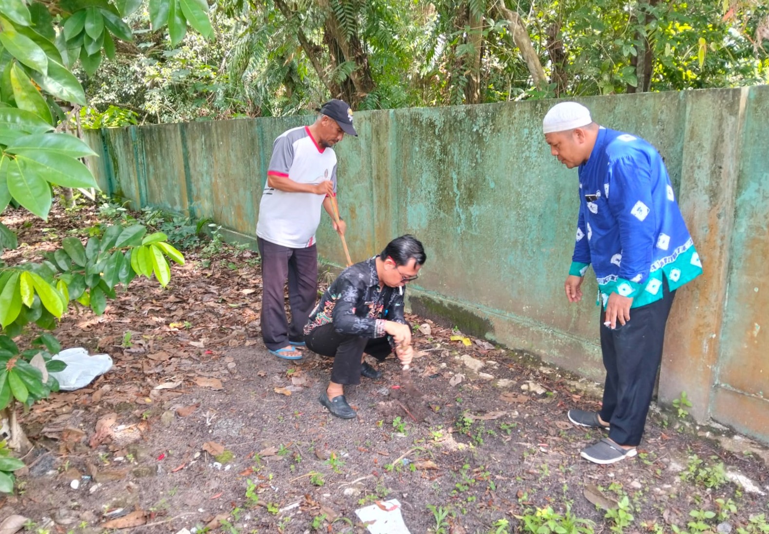 Kantor Bersih, Pelayanan Nyaman: Kepala KUA GBA Jadikan Jumat Asri Aksi Nyata Ekoteologi
