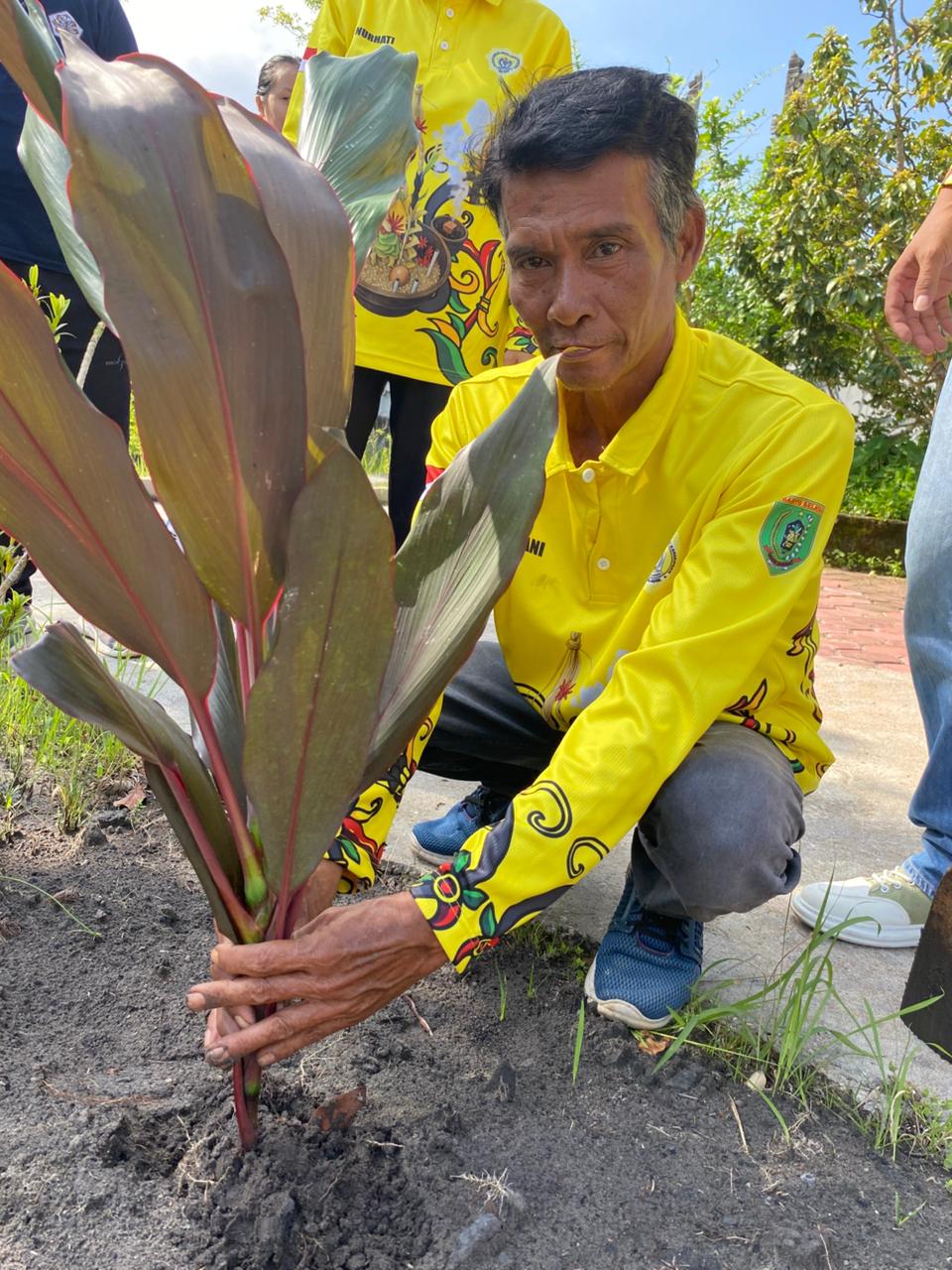 Pohon Ditanam, Kesadaran Dibangun: Bimas Hindu Barsel Jalankan Green Dharma