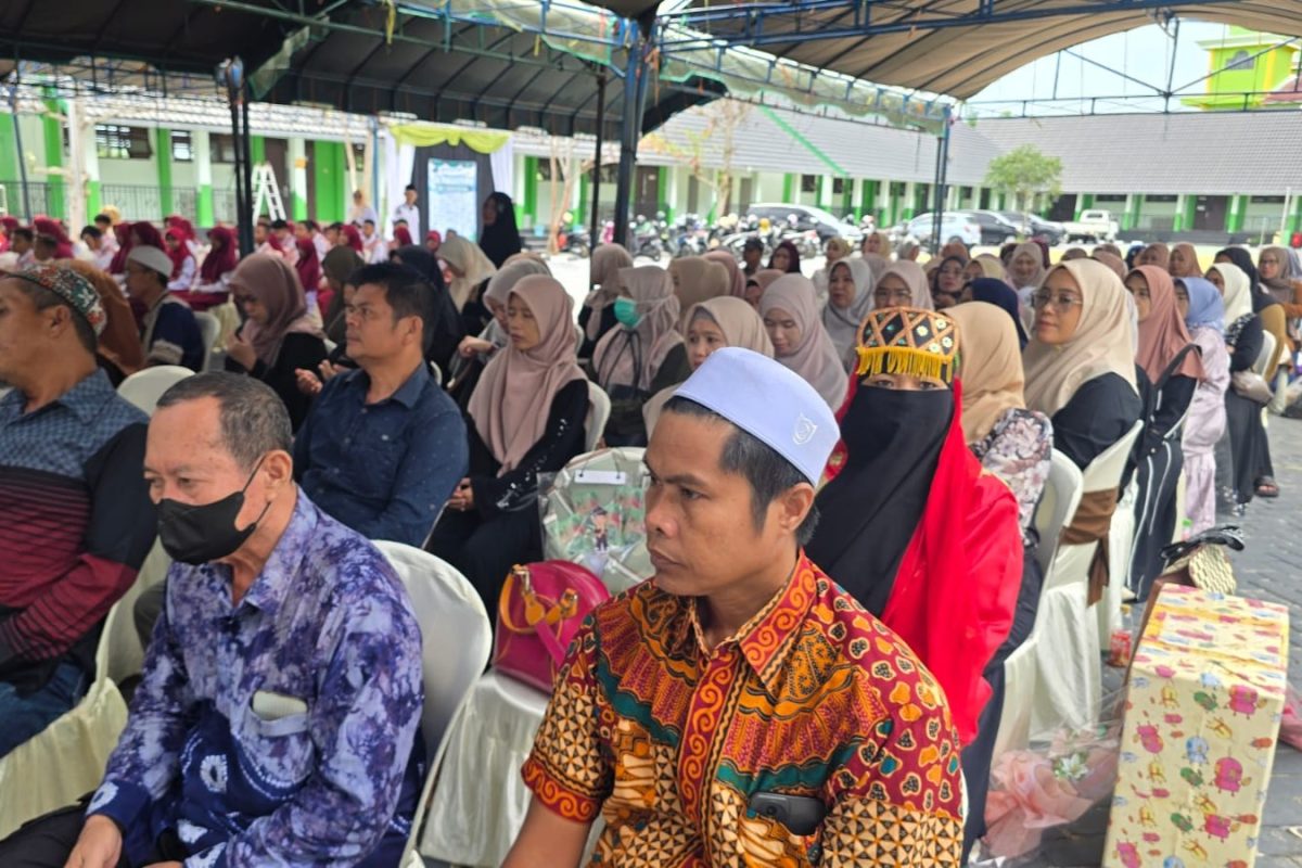 Kakankemenag Barsel Hadiri Pelepasan Siswa MIN 1, Beri Motivasi Raih Prestasi dan Akhlak Mulia