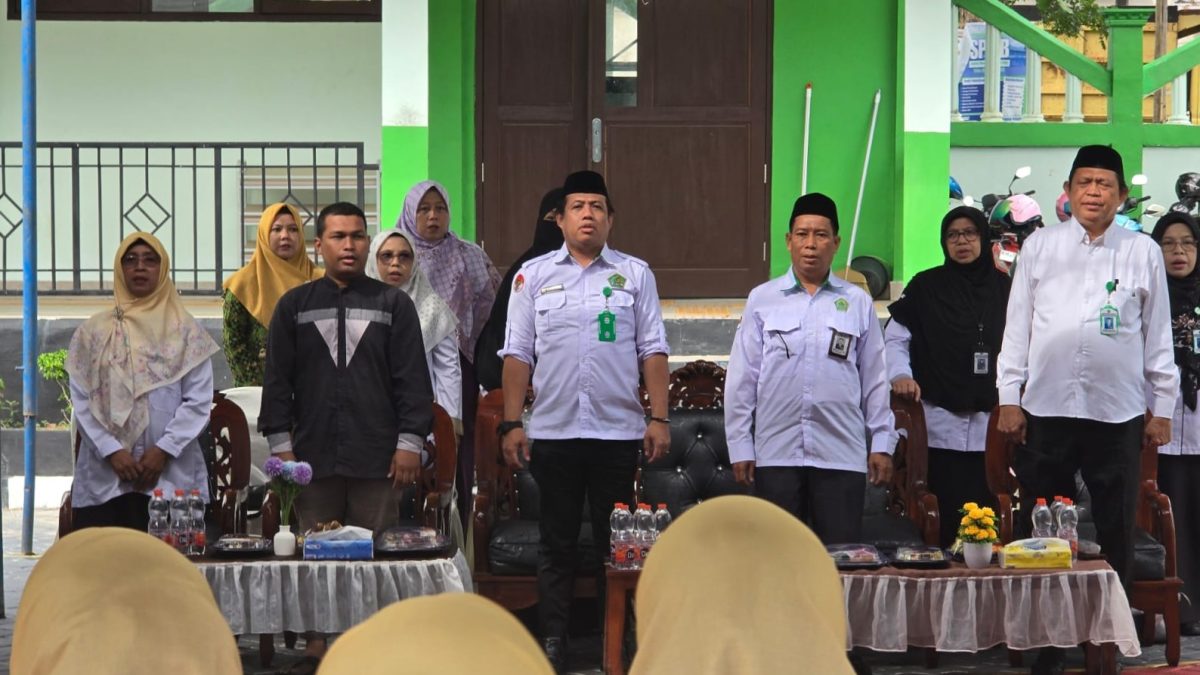 Kakankemenag Barsel Hadiri Pelepasan Siswa MIN 1, Beri Motivasi Raih Prestasi dan Akhlak Mulia