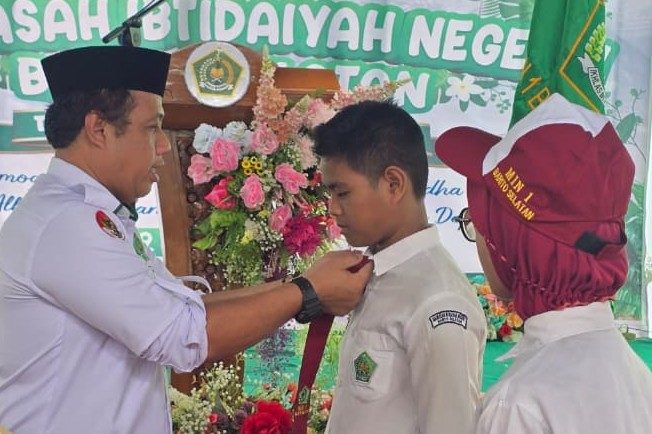 Kakankemenag Barsel Hadiri Pelepasan Siswa MIN 1, Beri Motivasi Raih Prestasi dan Akhlak Mulia