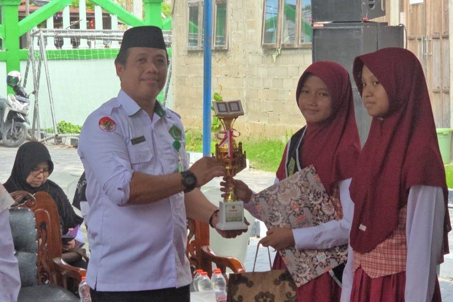 Kakankemenag Barsel Hadiri Pelepasan Siswa MIN 1, Beri Motivasi Raih Prestasi dan Akhlak Mulia