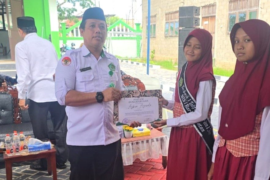 Kakankemenag Barsel Hadiri Pelepasan Siswa MIN 1, Beri Motivasi Raih Prestasi dan Akhlak Mulia