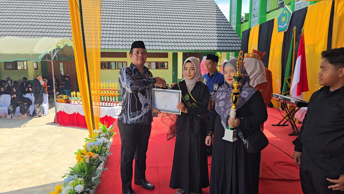 Lepas 212 Siswa MTsN Barsel, Kakankemenag Ingatkan Madrasah Hindari Pungli dan Jaga Etika Digital