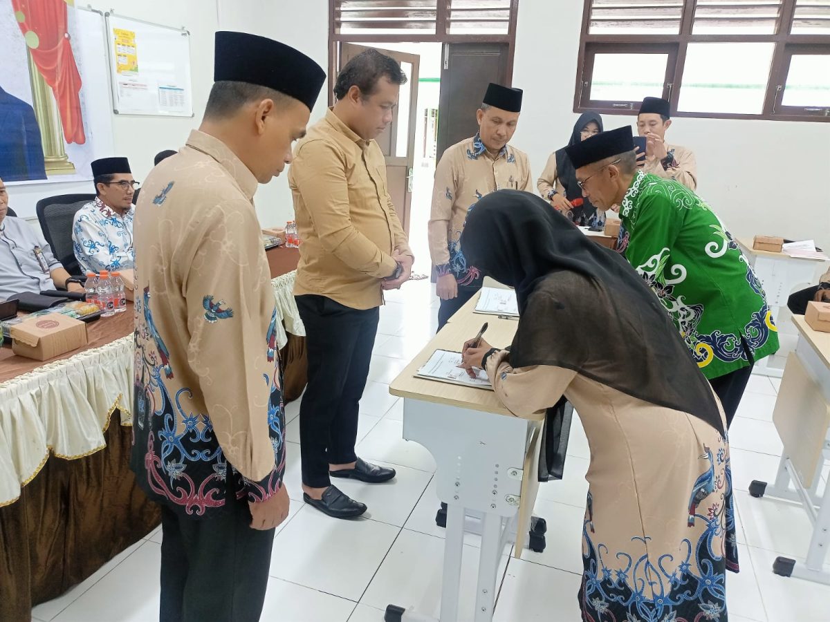 Sertijab Kepala MIN 1 Barsel, Kakankemenag Minta Guru Adaptif dan Perkuat Kolaborasi