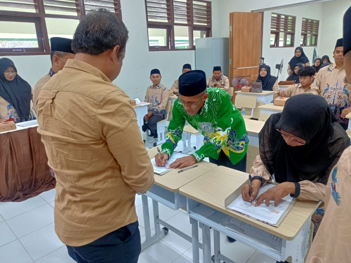 Sertijab Kepala MIN 1 Barsel, Kakankemenag Minta Guru Adaptif dan Perkuat Kolaborasi